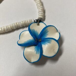 Puka Shell  Choker Necklace Blue and White Hawaiian Flowers Plumeria